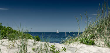 Nyd lange gåture ved de nærliggende sandstrande – smukke og forfriskende året rundt.