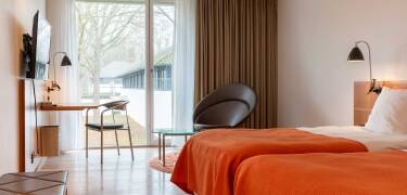 Efter en god nats søvn i et veludstyret værelse kan du glæde dig til friskbagt brød til morgenmad.