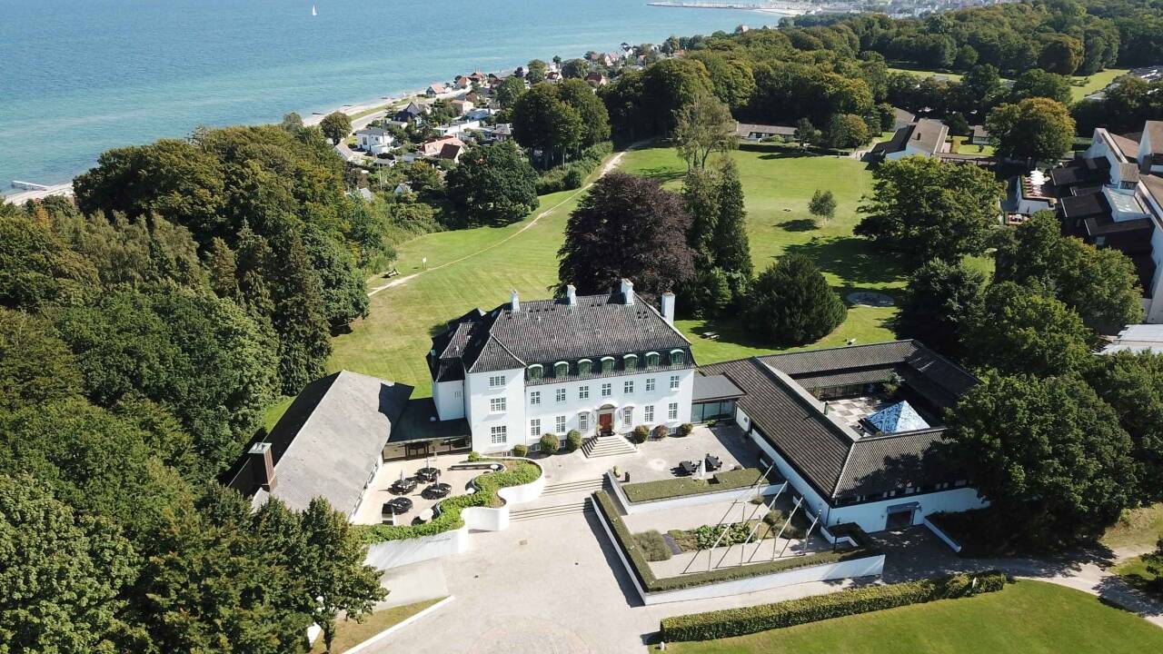 I rolige grønne omgivelser byder Konventum Hotel på smuk udsigt over Øresund.