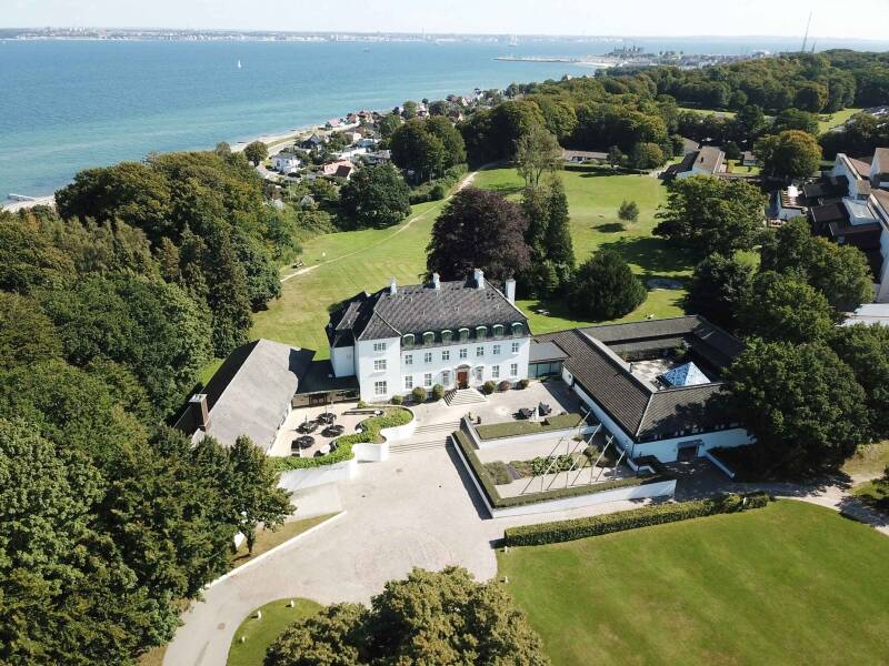 I rolige grønne omgivelser byder Konventum Hotel på smuk udsigt over Øresund.