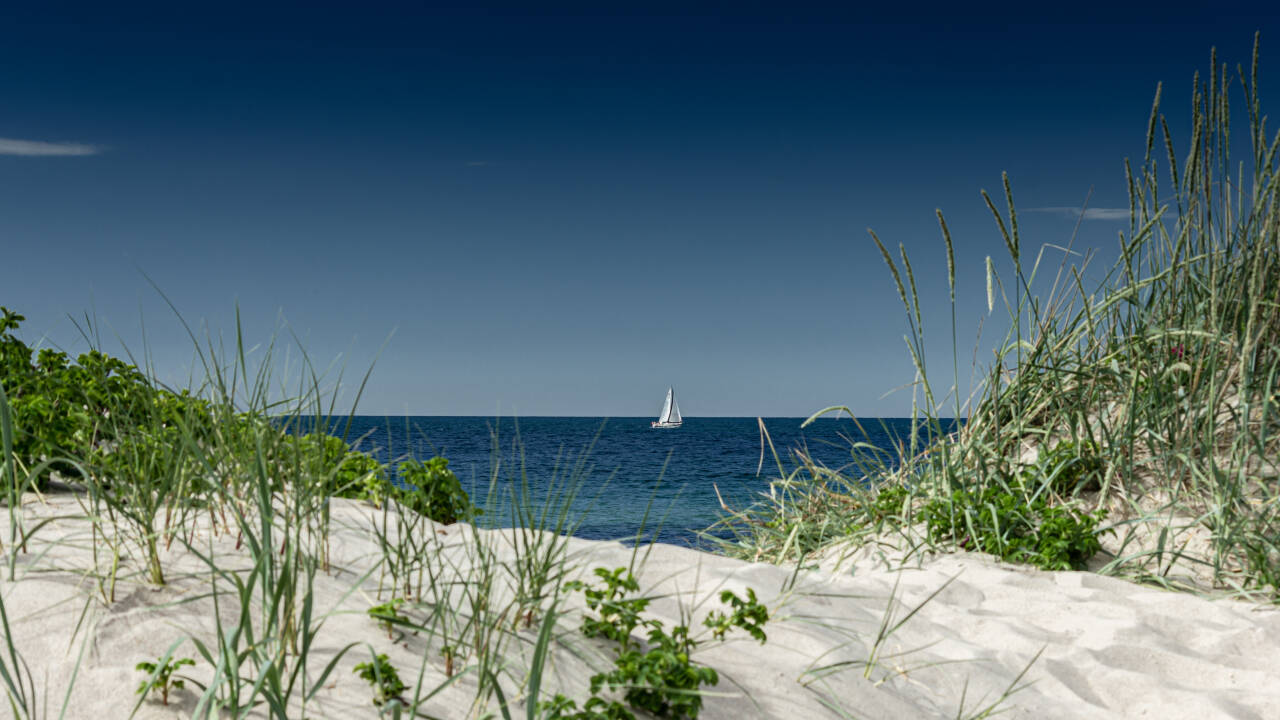 Nyd lange gåture ved de nærliggende sandstrande – smukke og forfriskende året rundt.