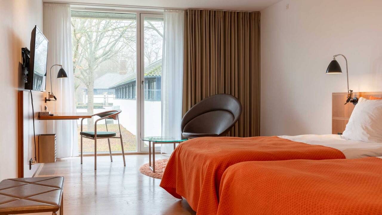 Efter en god nats søvn i et veludstyret værelse kan du glæde dig til friskbagt brød til morgenmad.