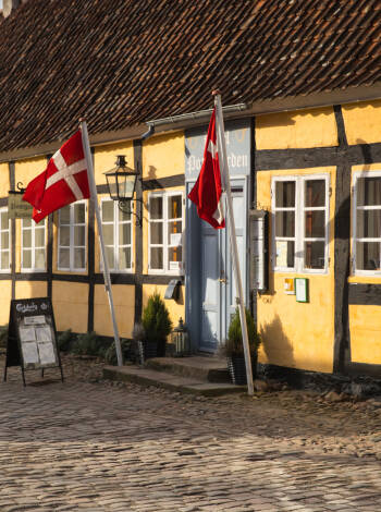 Postgaarden ligger vackert beläget i Mariager och har en unik historisk atmosfär