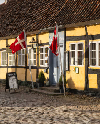 Postgården ligger vakkert i Mariager og har en ganske unik historisk atmosfære.