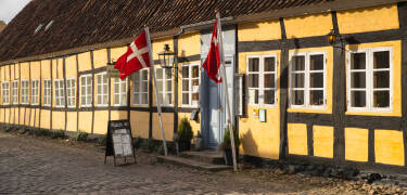 Postgården ligger vakkert i Mariager og har en ganske unik historisk atmosfære.