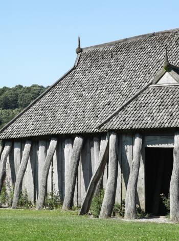 Besök vikingaborgen Fyrkat där ni kan besöka de rekonstruerade husen och den legendariska ringborgen