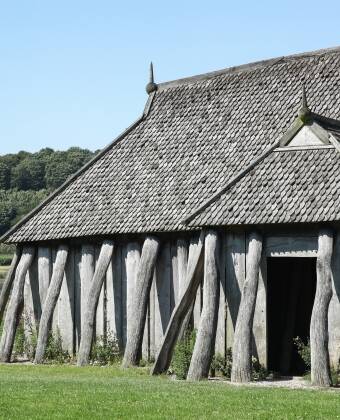 Besøk Viking-slottet Fyrkat og oppdag de rekonstruerte husene og den legendariske borgen.