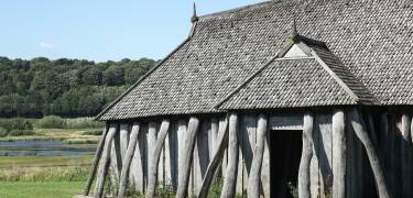 Besøk Viking-slottet Fyrkat og oppdag de rekonstruerte husene og den legendariske borgen.