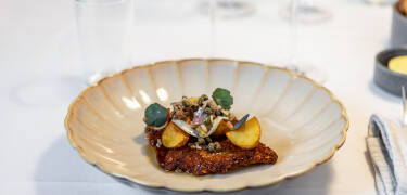 Under oppholdet kan du nyte mange deilige danske retter, laget med stor omhu og ingredienser av høy kvalitet.