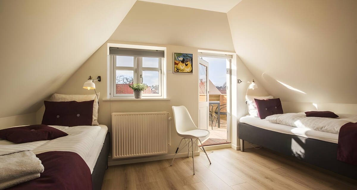 Dobbeltrom med to enkeltsenger og balkong