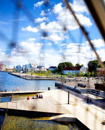 Aalborg er en moderne by med mange flotte parker og rekreative områder, hvor I kan nyde det gode vejr.