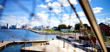 Aalborg ist eine moderne Stadt mit vielen schönen Parks und Erholungsgebieten, wo Sie das gute Wetter genießen können.