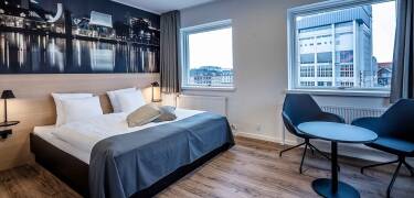 Im Hotel finden Sie helle Zimmer mit eigenem Bad und WC.