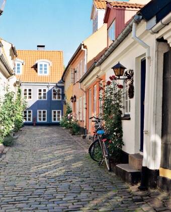 Wenn Sie durch die schönen Straßen von Aalborg gehen, können Sie sich in eines der Cafés der Stadt für ein nettes Mittagessen oder eine Erfrischung setzen.