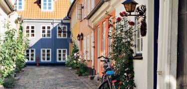 Wenn Sie durch die schönen Straßen von Aalborg gehen, können Sie sich in eines der Cafés der Stadt für ein nettes Mittagessen oder eine Erfrischung setzen.