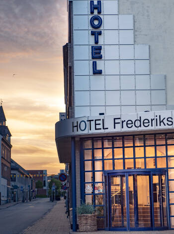 Hotellet ligger centralt i Fredrikshamn med kort avstånd till hamnen och havet.