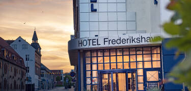 Hotellet ligger centralt i Fredrikshamn med kort avstånd till hamnen och havet.