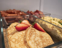 Nyd hotellets dejlige morgenmadsbuffet, med et bredt udvalg af hjemmelavede produkter