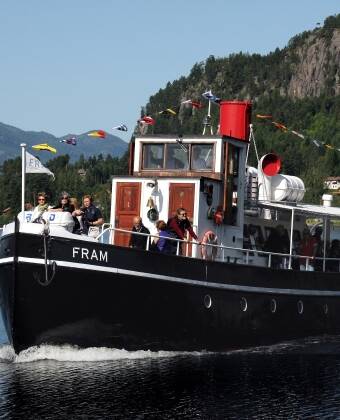 Machen Sie eine einzigartige Bootsfahrt mit dem Oldtimer-Schiff, der M/S Fram. Kaufen Sie das Ticket beim Check-in und erhalten Sie einen beachtlichen Rabatt!