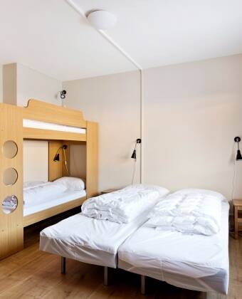 Die Apartments sind mit bis zu zwei Schlafzimmern mit bequemen Doppelbetten und Etagenbetten ausgestattet.