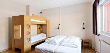 Die Apartments sind mit bis zu zwei Schlafzimmern mit bequemen Doppelbetten und Etagenbetten ausgestattet.