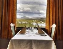 Njut av en middag med vacker utsikt över den norska naturen.