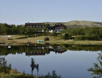 Hotellet ligger i det öppna fjällområdet i Ringebu vid Rondane,  932 meter över havet och en timme från Lillehammer.
