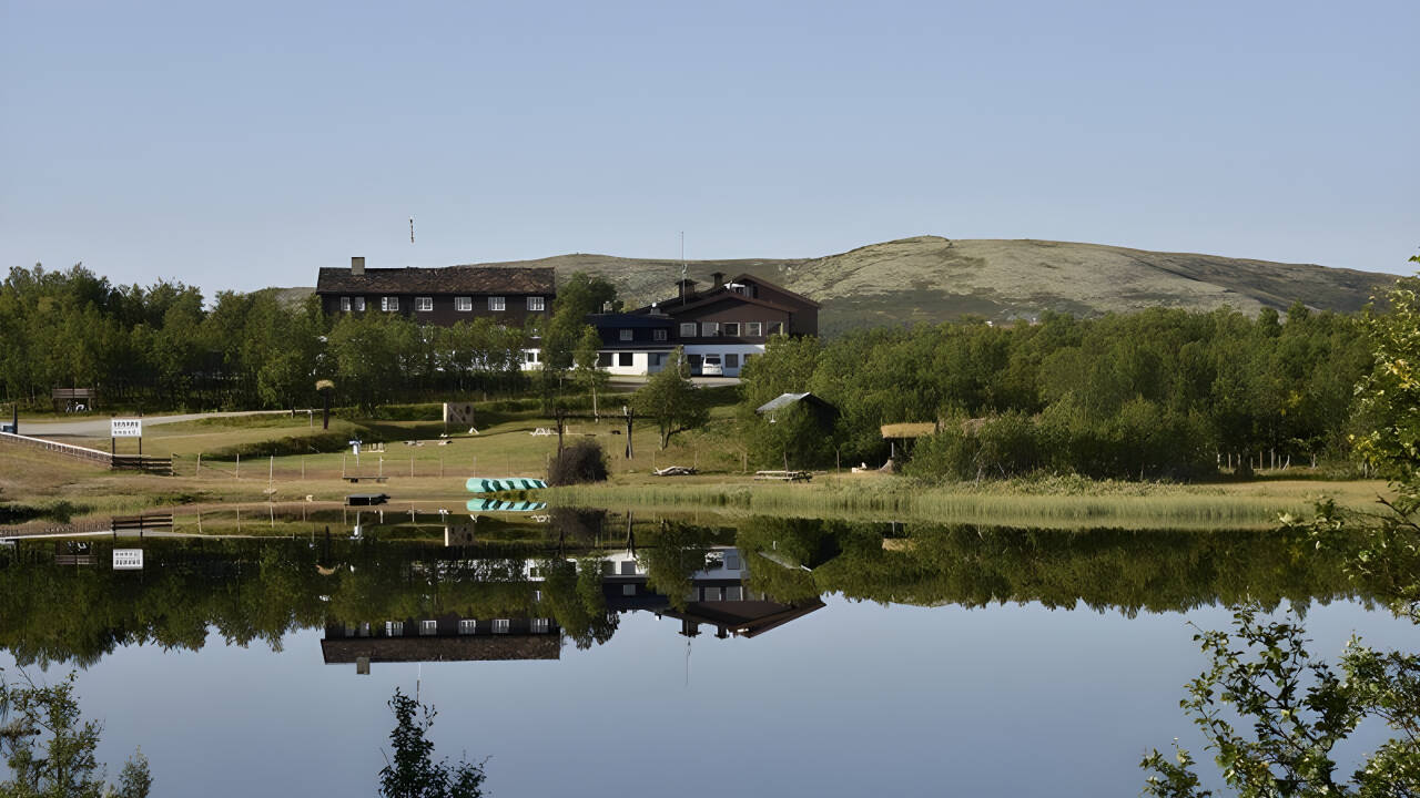 Das Hotel liegt in diesem offenen Berggebiet in Ringebu, Rondane, 932 Meter über dem Meeresspiegel zwischen Gudbrandsdalen und Østerdalen. Es ist etwa eine Autostunde nach Lillehammer.