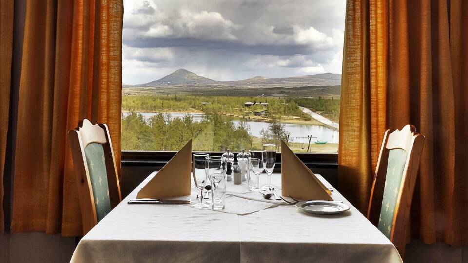 Njut av en middag med vacker utsikt över den norska naturen.