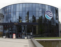 Opholdet på Vejlsøhus Hotel inkluderer gratis adgang til AQUA Akvarium og Dyrepark, som huser Nordeuropas største ferskvandsakvarium.