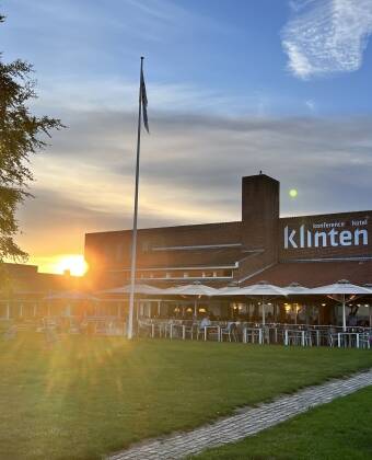Bo ved sjøen på Strandhotel Klinten i den sjarmerende byen Rødvig.