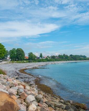 Der Strand von Rødvig liegt direkt neben dem Hotel und ist ideal zum Entspannen im Sand.