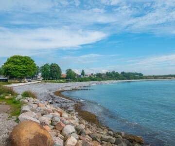 Rødvig Strand ligger lige ved hotellet og er perfekt til afslapning på sandet.