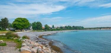 Rødvig Strand ligger lige ved hotellet og er perfekt til afslapning på sandet.