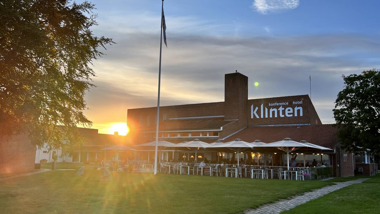 Bo ved sjøen på Strandhotel Klinten i den sjarmerende byen Rødvig.