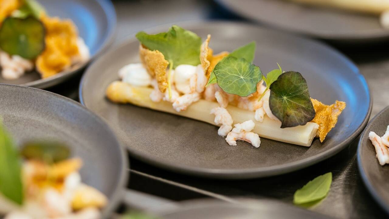 Restaurant Klinten tilbyder menuer, der afspejler årstiderne og det lokale område.