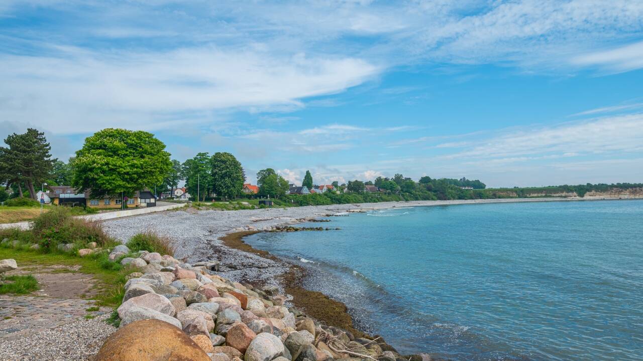 Der Strand von Rødvig liegt direkt neben dem Hotel und ist ideal zum Entspannen im Sand.
