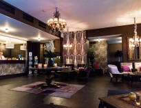 Das Hotel umfasst Gästezimmer, ein Restaurant, Konferenzräume, einen Ruhebereich mit Sauna und einen Nachtclub.