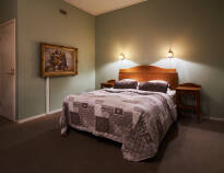Hotellet har 93 eleganta och klassiskt inredda rum som fungerar som en bekväm bas.