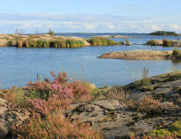 Her bor du ved Vänern-søen og har adgang til strande, klipper og svømmefaciliteter.