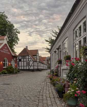 Besøk vakre og idylliske Mariager, som ligger noen få minutters kjøring fra BramslevGaard.