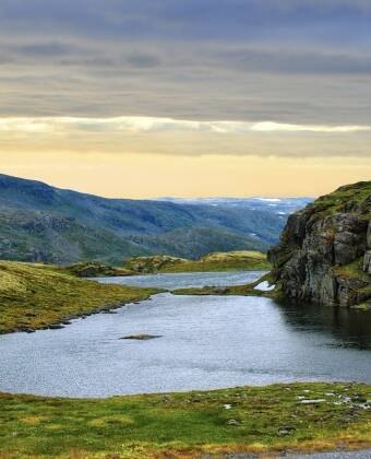 Vacker panoramautsikt över Hardangerviddas fjäll och Holmevannetdalen.