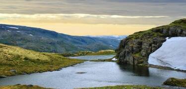 Vacker panoramautsikt över Hardangerviddas fjäll och Holmevannetdalen.