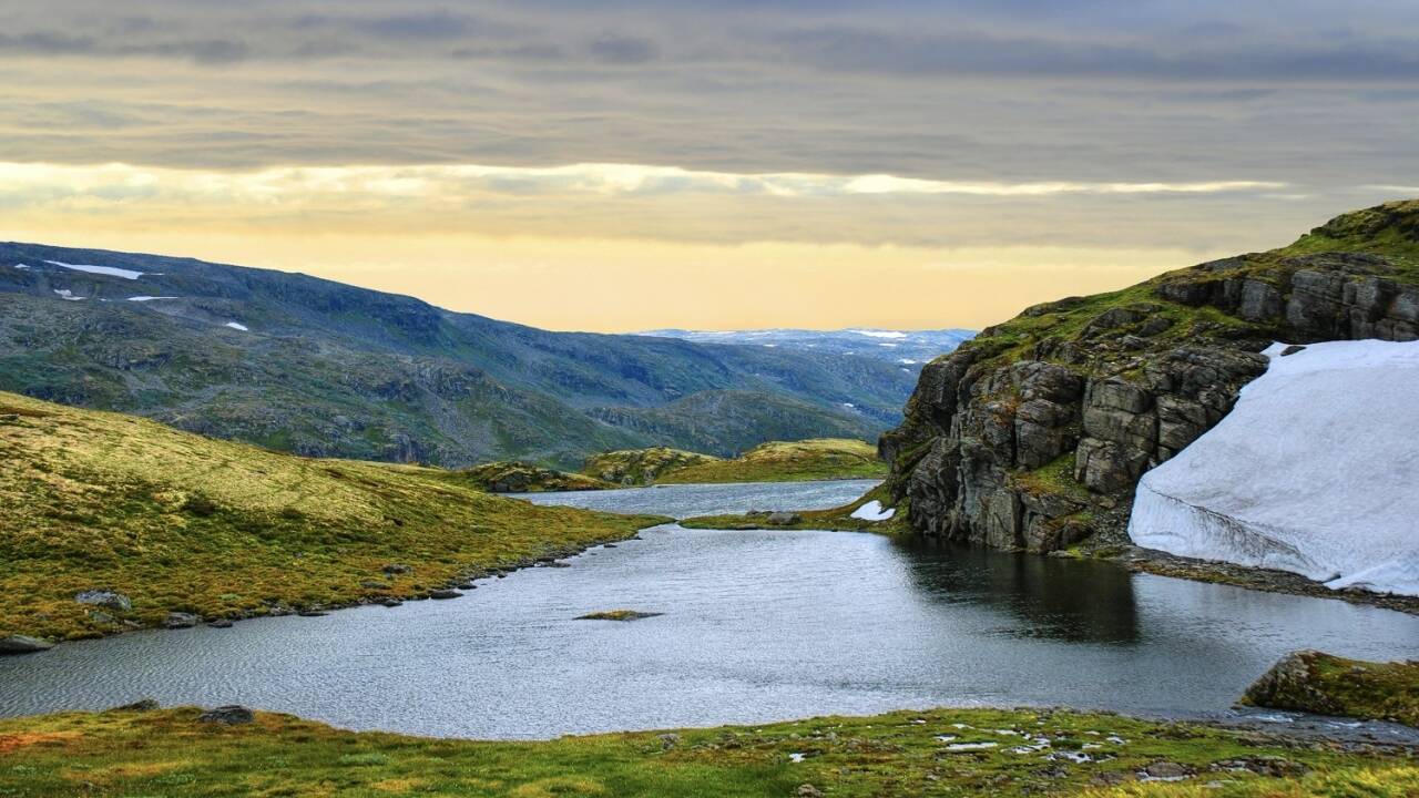 Beautiful panoramic views of the Hardangervidda mountains and the Holmevannet valley.