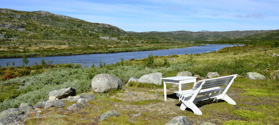 Panoramautsikt over Hardangervidda og dalen med Holmevannet.
