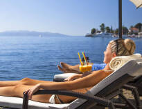 Solstolar och parasoller finns att tillgå vid poolen och hotellets privata strand.