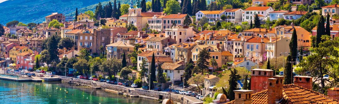 Her bor I lige ved Lungomare-kystpromenaden i Opatija.