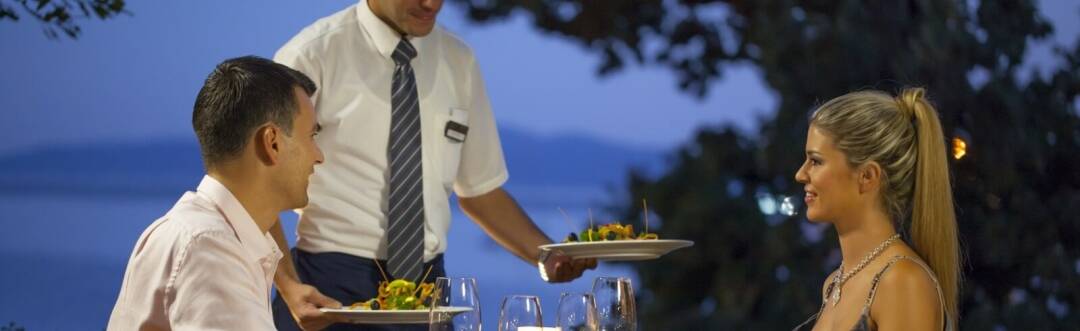 Førsteklasses service venter jer overalt på hotellet: I spaen, på restauranterne og i baren.