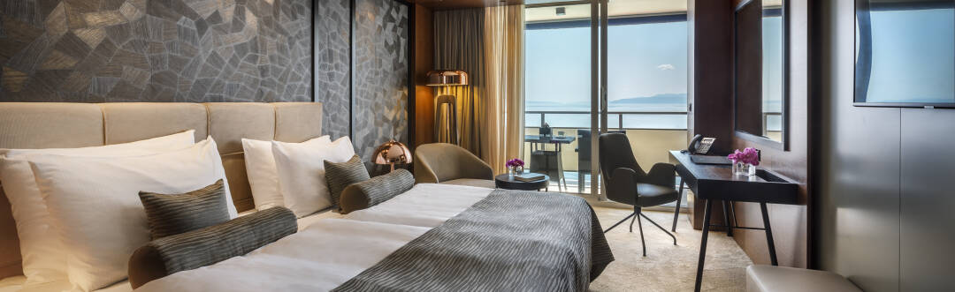 Einige der eleganten und luxuriösen Zimmer haben einen fantastischen Blick aufs Meer.