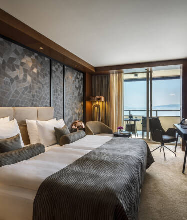 Einige der eleganten und luxuriösen Zimmer haben einen fantastischen Blick aufs Meer.
